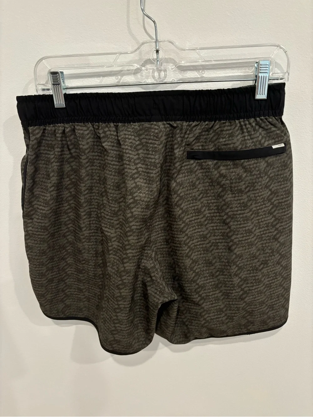 Vuori Mens Banks 5” Shorts Black Olive Scribble Print Pockets Drawstring Waist M